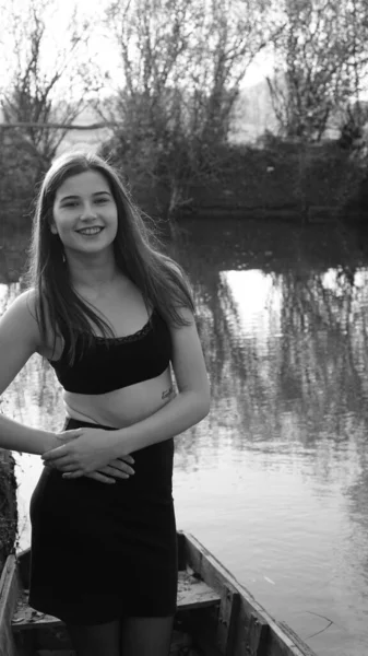 Una Joven Posando Barco Día Otoño Foto Blanco Negro —  Fotos de Stock