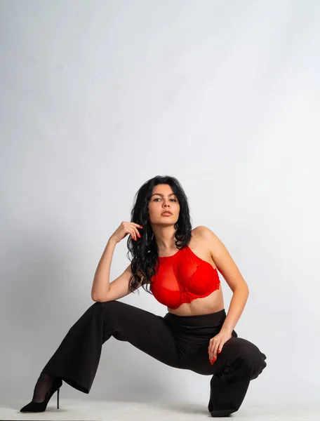 Atractiva Modelo Morena Joven Sexy Usando Top Rojo Pantalones Negros — Foto de Stock