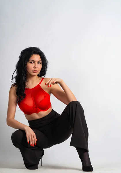 Atraktivní Sexy Mladá Brunetka Model Nošení Červené Plodině Top Černé — Stock fotografie