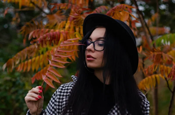 Ein Junges Schönes Mädchen Mit Schwarzem Hut Posiert Mit Herbstblättern — Stockfoto