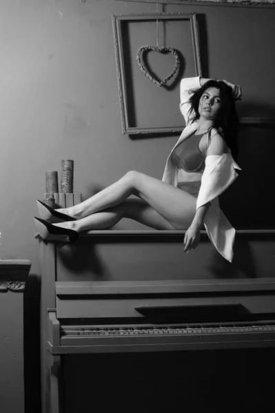 Krásná Sexy Dívka Spodním Prádle Bunda Pózování Kameru Studiu Černobílé — Stock fotografie