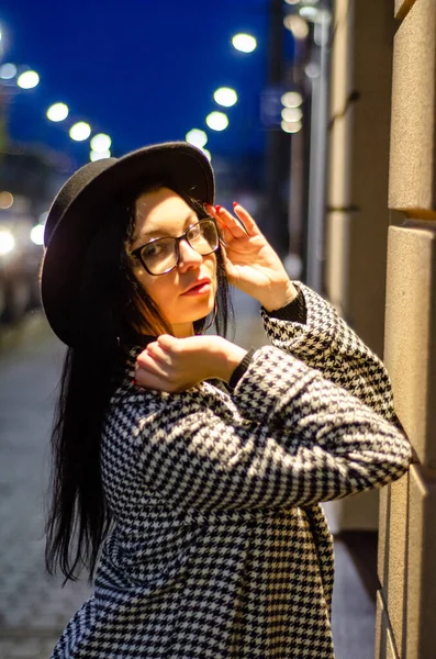 Ein Junges Schönes Mädchen Mit Schwarzem Hut Das Der Nacht — Stockfoto