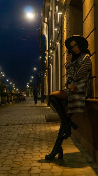 Молодая Красивая Девушка Черной Шляпе Гуляющая Ночному Городу Позирующая Перед — стоковое фото