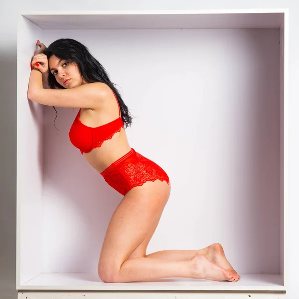 美しいですセクシー女の子で赤ランジェリーPosingでザカメラでザホワイトルーム — ストック写真