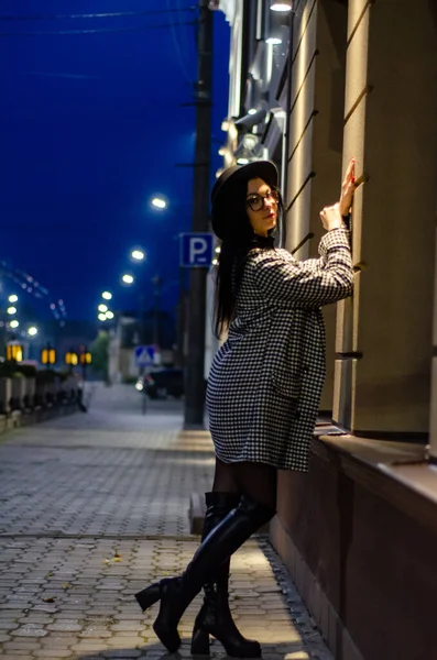 Ung Vacker Flicka Svart Hatt Och Promenader Natten Staden Och — Stockfoto