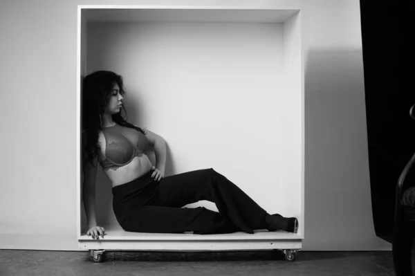 Czarno Biały Portret Pięknej Seksownej Kobiety Czarnej Odzieży Pozowanie Studio — Zdjęcie stockowe