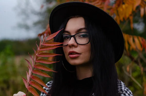 모자를 나뭇잎을 얼굴에 아름다운 — 스톡 사진