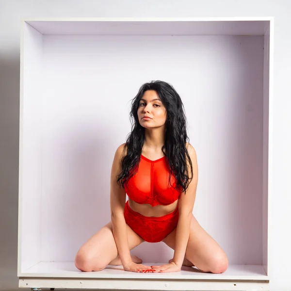 Piękne Sexy Dziewczyna Czerwony Bielizna Pozowanie Aparat Biały Pokój — Zdjęcie stockowe