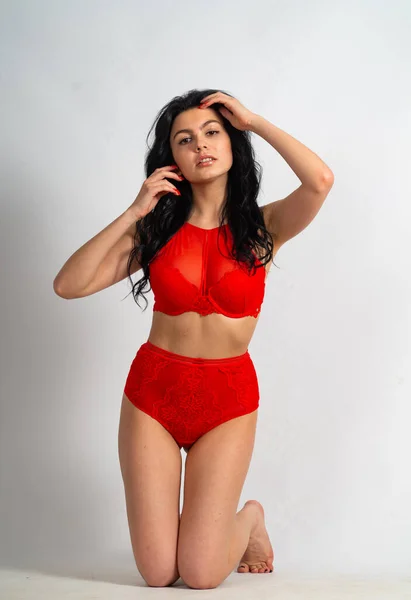 Atractiva Modelo Morena Joven Sexy Usando Lencería Roja Posando Cámara —  Fotos de Stock