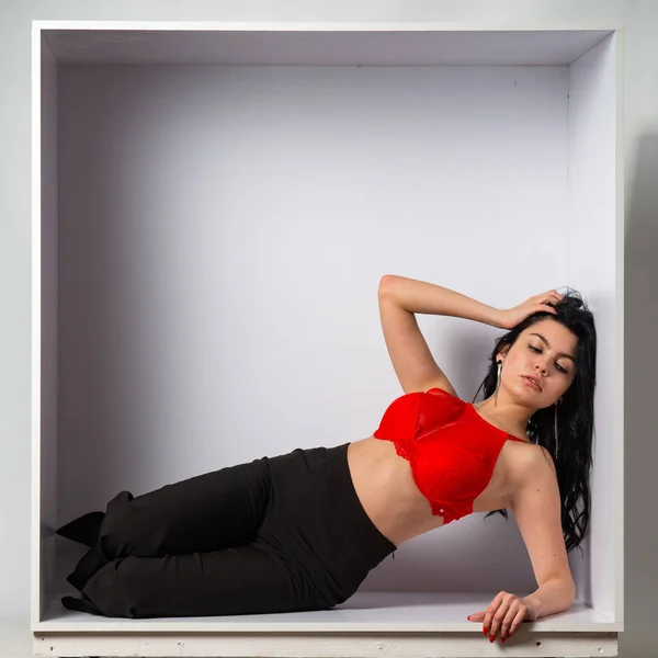 Attraente Sexy Giovane Modello Bruna Indossa Crop Top Rosso Pantaloni — Foto Stock