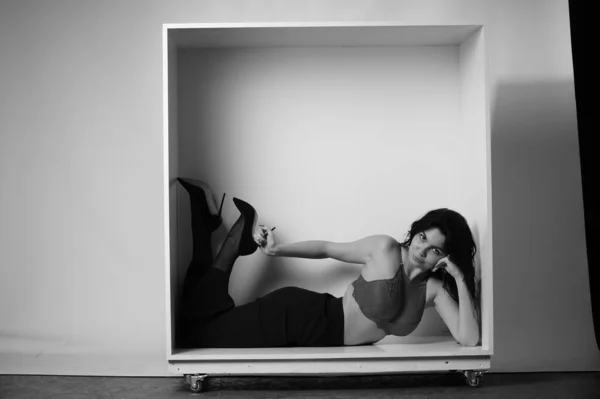 Fekete Fehér Portré Gyönyörű Szexi Fekete Ruhában Pózol Stúdióban — Stock Fotó