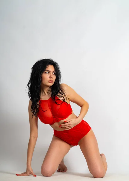 Atraktivní Sexy Mladá Brunetka Model Nošení Červené Spodní Prádlo Pózování — Stock fotografie