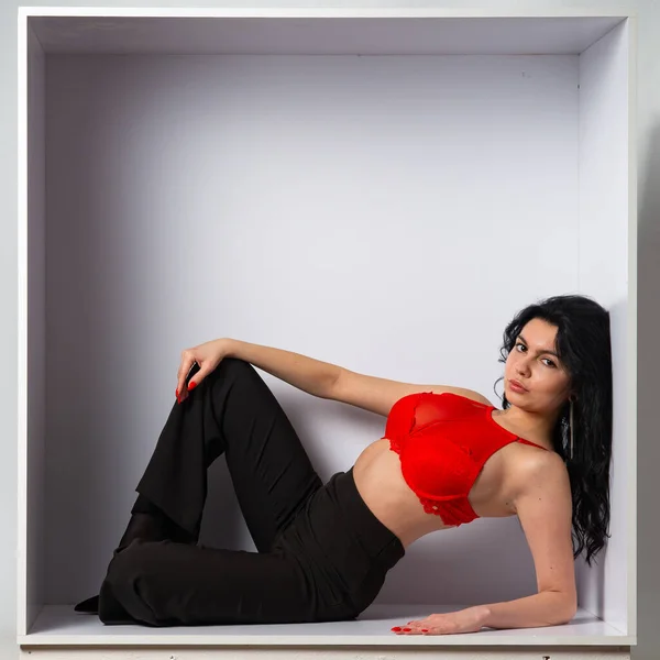 Ελκυστική Σέξι Νεαρή Μελαχρινή Μοντέλο Φορώντας Κόκκινο Crop Top Και — Φωτογραφία Αρχείου