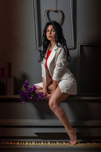 Hermosa Chica Sexy Lencería Roja Chaqueta Blanca Con Flores Mano —  Fotos de Stock