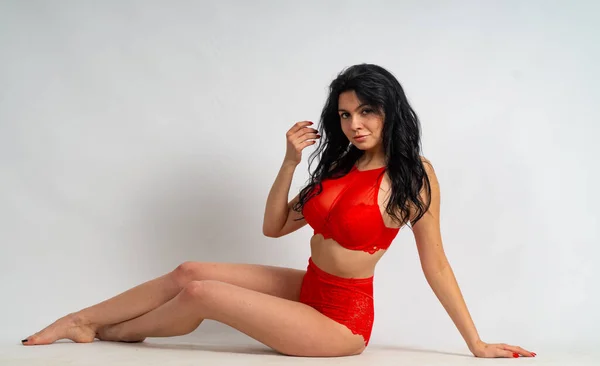 Привлекательная Сексуальная Молодая Брюнетка Красном Нижнем Белье Позирует Перед Камерой — стоковое фото