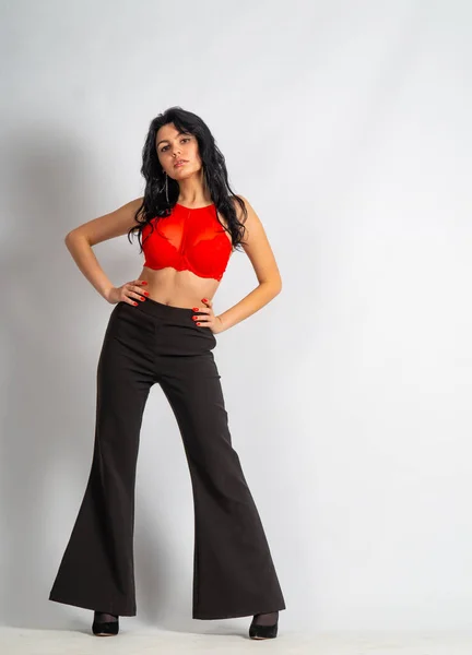 Atrakcyjny Sexy Młody Brunetka Model Noszenie Czerwony Upraw Top Czarne — Zdjęcie stockowe