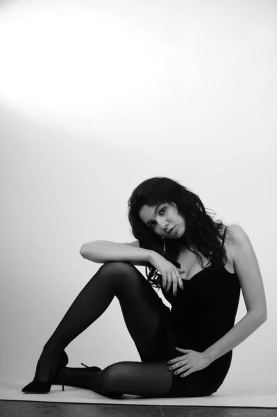 Zwart Wit Portret Van Mooie Sexy Vrouw Zwart Kleding Poseren — Stockfoto