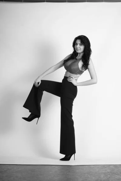 黒と白のポートレートの美しいですセクシー女性で黒服姿でスタジオ — ストック写真