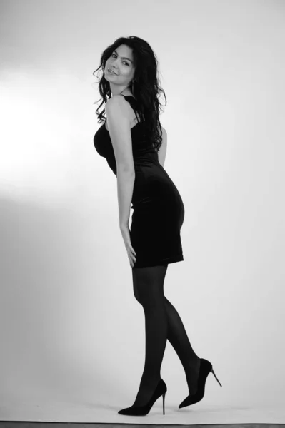 Όμορφη Νεαρή Γυναίκα Μαύρο Φόρεμα Ποζάρουν Στούντιο Μαύρο Και Άσπρο — Φωτογραφία Αρχείου