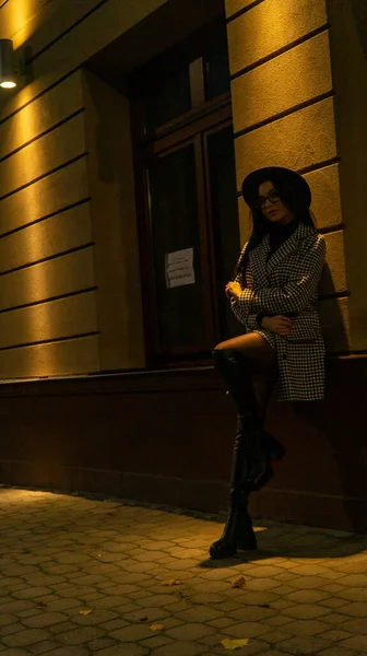 Young Beautiful Girl Black Hat Walking Night City Posing Camera — Stock Photo, Image