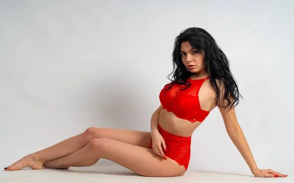 Attrayant Sexy Jeune Modèle Brune Portant Lingerie Rouge Posant Caméra — Photo