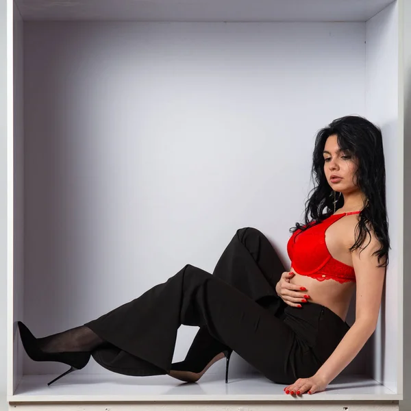 Приваблива Сексуальна Модель Молодої Брюнетки Одягнена Верхній Частині Червоного Врожаю — стокове фото