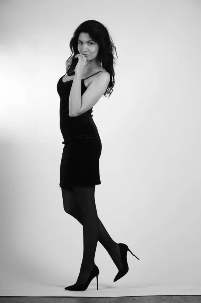 Belle Jeune Femme Robe Noire Posant Studio Noir Blanc — Photo