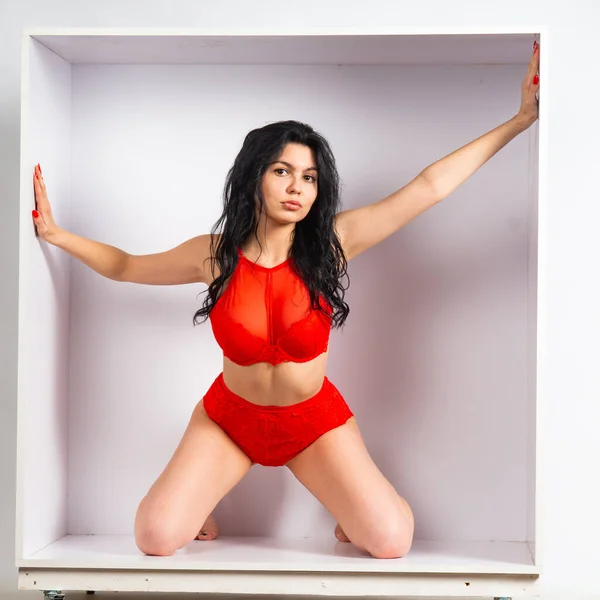 Όμορφο Σέξι Κορίτσι Κόκκινα Εσώρουχα Ποζάρουν Στην Κάμερα Στο Λευκό — Φωτογραφία Αρχείου