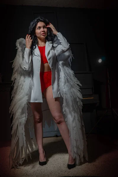 Красива Сексуальна Дівчина Червоній Білизні Білій Куртці Крилами Позує Камеру — стокове фото