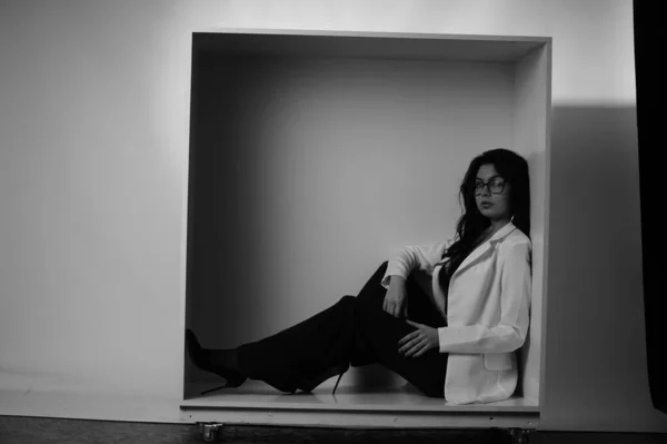 Fekete Fehér Portré Gyönyörű Szexi Fekete Ruhában Pózol Stúdióban — Stock Fotó