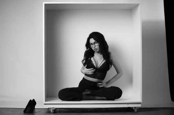 스튜디오에서 포즈를 취하는 아름다운 여자의 초상화 — 스톡 사진