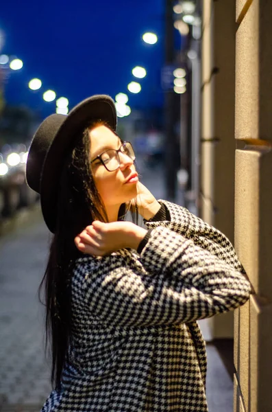 Siyah Şapkalı Genç Güzel Bir Kız Gece Şehirde Yürüyor Kameraya — Stok fotoğraf
