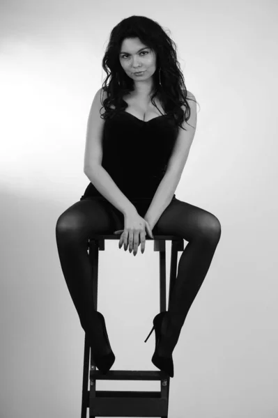Schöne Junge Frau Schwarzem Kleid Posiert Studio Schwarz Weiß — Stockfoto