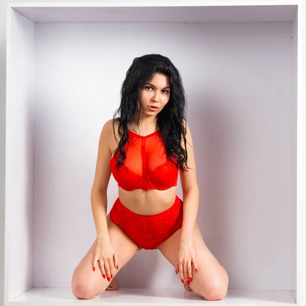 Kırmızı Çamaşırlı Güzel Seksi Kız Beyaz Odada Kameraya Poz Veriyor — Stok fotoğraf