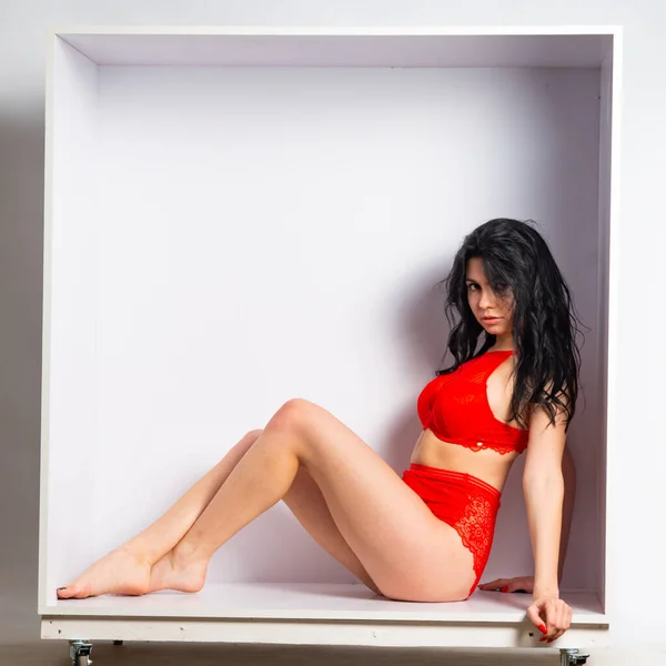 Menina Sexy Bonita Lingerie Vermelha Posando Câmera Sala Branca — Fotografia de Stock