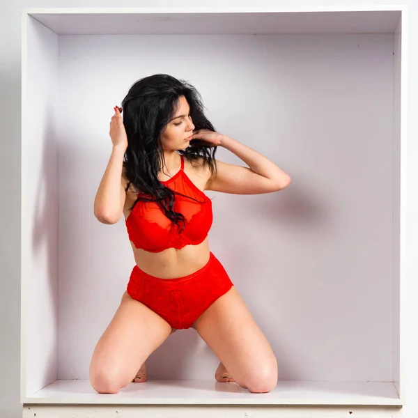 Menina Sexy Bonita Lingerie Vermelha Posando Câmera Sala Branca — Fotografia de Stock