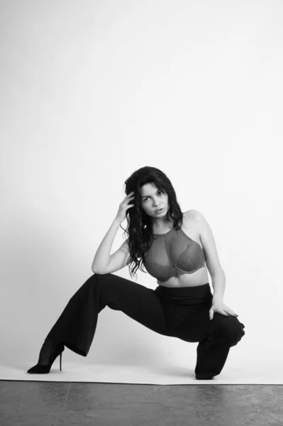 Stüdyoda Poz Veren Siyah Elbiseli Güzel Genç Bir Kadın — Stok fotoğraf