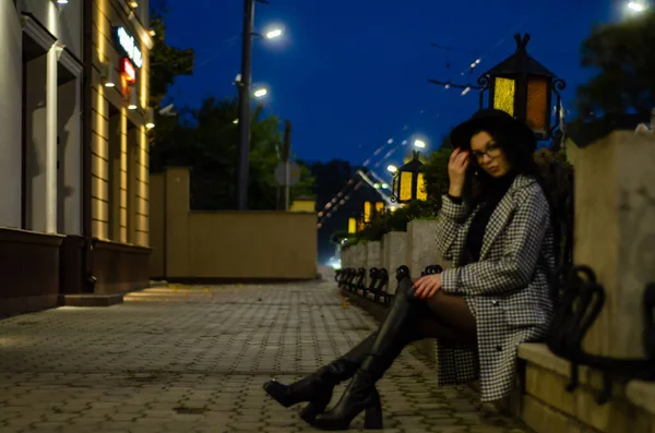 Uma Menina Bonita Nova Chapéu Preto Andando Cidade Noite Posando — Fotografia de Stock