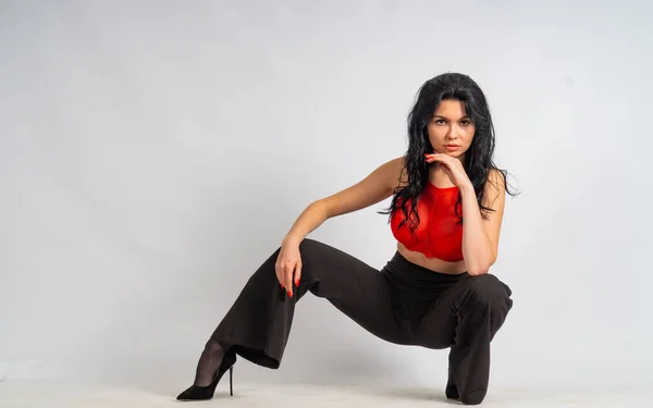 Atrakcyjny Sexy Młody Brunetka Model Noszenie Czerwony Upraw Top Czarne — Zdjęcie stockowe