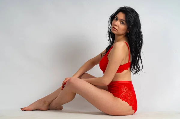 Atractiva Modelo Morena Joven Sexy Usando Lencería Roja Posando Cámara — Foto de Stock