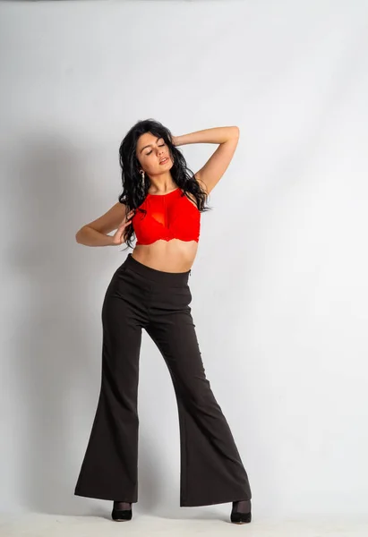 Attraente Sexy Giovane Modello Bruna Indossa Crop Top Rosso Pantaloni — Foto Stock