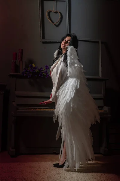Kırmızı Çamaşırlı Beyaz Ceketli Güzel Seksi Bir Kız Stüdyoda Kameraya — Stok fotoğraf