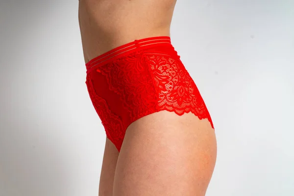 Sexy Feminino Corpo Modelo Vermelho Calcinha Branco Fundo Estúdio — Fotografia de Stock