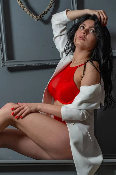 Krásná Sexy Dívka Červené Spodní Prádlo Bílé Sako Pózování Kameru — Stock fotografie