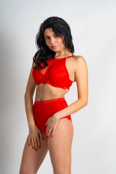 Atractiva Modelo Morena Joven Sexy Usando Lencería Roja Posando Cámara —  Fotos de Stock