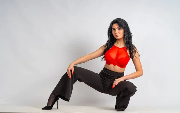 Atractiv Sexy Tineri Bruneta Model Purtând Roșu Culturilor Sus Pantaloni — Fotografie, imagine de stoc