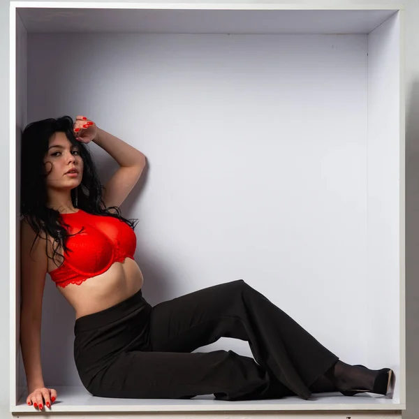 Привлекательная Сексуальная Молодая Брюнетка Красном Топе Черные Брюки Позируют Перед — стоковое фото