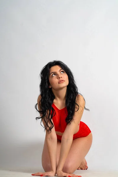 Привлекательная Сексуальная Молодая Брюнетка Красном Нижнем Белье Позирует Перед Камерой — стоковое фото