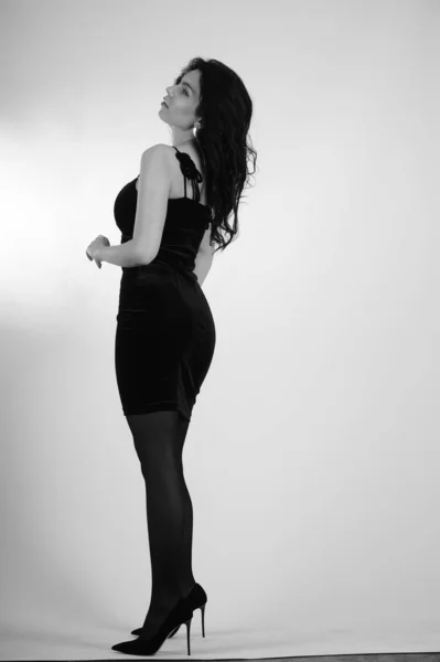Красивая Молодая Женщина Черном Платье Позирует Студии Черно Белая — стоковое фото