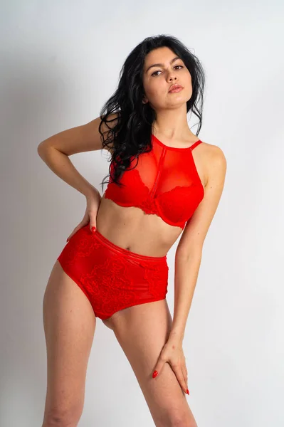 Ελκυστική Σέξι Νεαρή Μελαχρινή Μοντέλο Φορώντας Κόκκινα Εσώρουχα Ποζάρουν Στην — Φωτογραφία Αρχείου